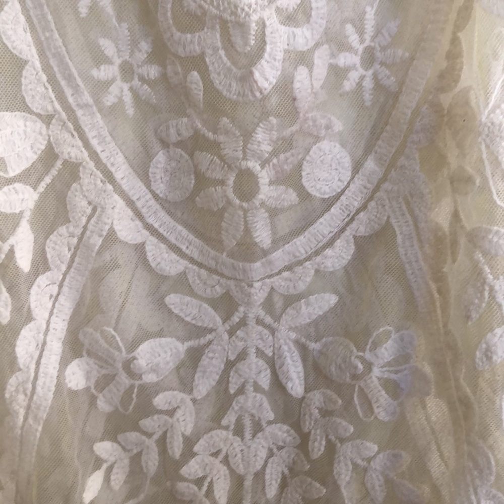 Beautiful lace top - Picture 4 of 4
